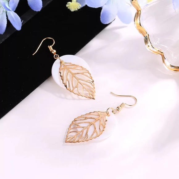 Gold leaf w white circle background drop earrings - Picture 1 of 5